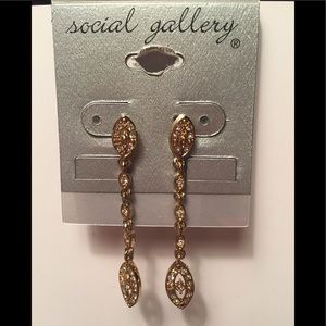BNWT dainty long earrings in gold faux diamonds✅